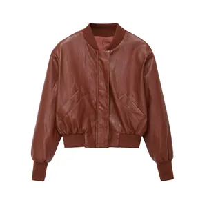 Gros plan montrant la texture souple d'un blouson aviateur marron en similicuir