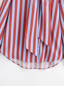 Primer plano de blusa de rayas verticales rojas y azules con detalle de lazo a la moda.