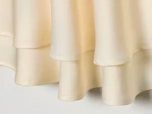 Detail van de dubbellaagse satijnen zoom met elegante stoftextuur en fijne stikselafwerkingen.