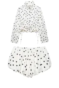 Conjunto de dos piezas blanco con lunares, top corto de cuello alto y pantalones