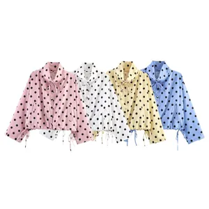 Collezione di giacche a pois con colletto alla coreana in quattro colori: rosa, bianco, giallo e blu