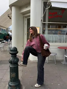 Dames corduroy jas in mauve met leren kraag in een streetstyle lifestyle foto