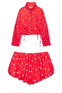 Conjunto rojo de lunares con chaqueta corta de manga larga y pantalones cortos a juego