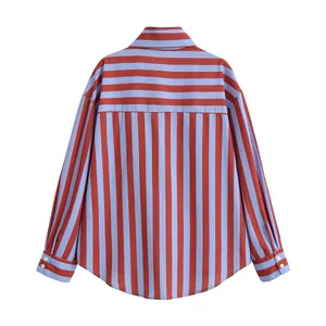 Vista trasera de camisa oversize para mujer a rayas azules y rojas, manga larga con canesú.