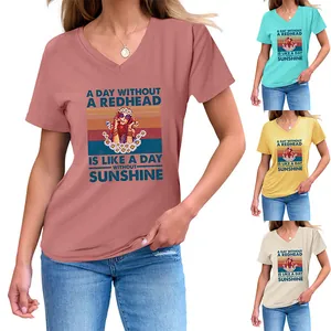 Detail der V-Ausschnitt T-Shirts für Damen mit Vintage-Grafikdruck in verschiedenen Farben