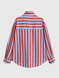 Vista trasera de una camisa de manga larga a rayas rojas y azul claro para mujer.
