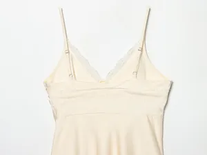 Detail van de zijden satijnen slipdress met delicaat kant en verstelbare bandjes
