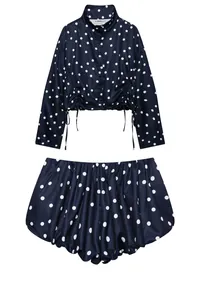 Detalle del conjunto de chaqueta y pantalones cortos de lunares con cordones laterales