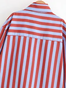 Primer plano detallado del canesú trasero y las rayas de esta camisa de moda roja y azul