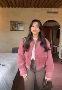 Moderne roze corduroy jas met lederen kraagontwerp voor een stijlvolle en elegante dameslook