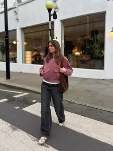 Roze corduroy damesjas met contrasterende leren kraag, stijlvolle streetstyle outfit.