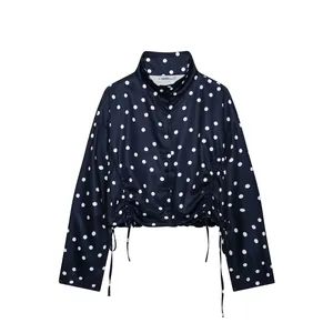 Chaqueta de cuello alto azul marino con lunares para mujer con cordón y detalles fruncidos