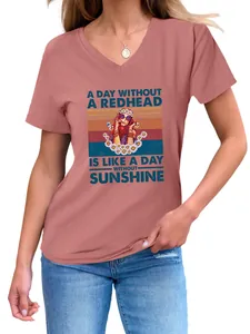 Nahaufnahme des V-Ausschnitt-T-Shirts mit dem Retro-Grafikdruck „A Day Without A Redhead“.