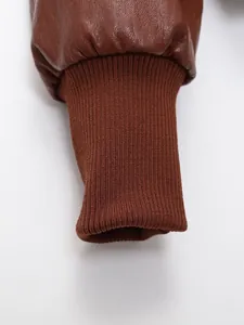Détail en gros plan d'une manche de veste en cuir marron avec bord-côte élastique