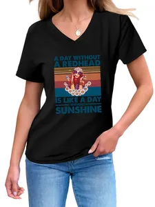 Detailansicht eines schwarzen Damen-V-Ausschnitt-T-Shirts mit Retro-Grafikdruck Design