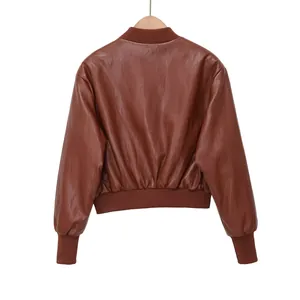 Vue arrière d'un blouson aviateur en similicuir marron tendance avec bords-côtes.