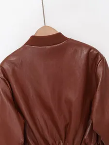 Vue arrière rapprochée d'une veste en similicuir marron montrant la texture et le col côtelé