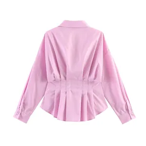 Vista posteriore di camicia rosa a maniche lunghe con dettagli plissettati in vita