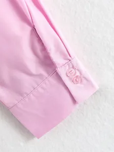 Primo piano di alta qualità del polsino di una camicetta rosa con due bottoni coordinati