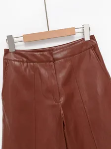 Gros plan d'un short en similicuir marron à taille haute avec détails de couture