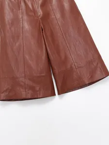 Détail de short en cuir marron à jambes larges avec coutures centrales et fini texturé