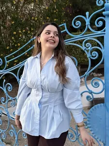 Elegante camicia azzurra a maniche lunghe con vita aderente e dettagli a pieghe