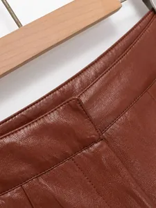 Gros plan de la taille d'un short en similicuir marron avec coutures détaillées