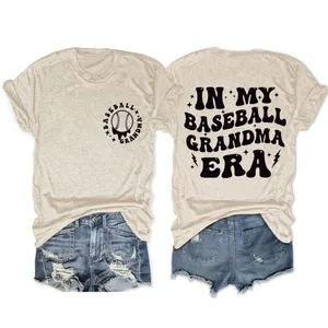 Detailansicht des In My Baseball Grandma Era Retrodrucks auf beigem Grafik-T-Shirt