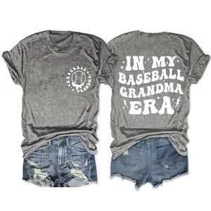 Modisches graues Damen T-Shirt mit 'In My Baseball Grandma Era' Aufdruck und Rundhals.