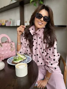 Elegante chaqueta rosa de lunares para mujer con cuello alto y detalle de lazo a la moda