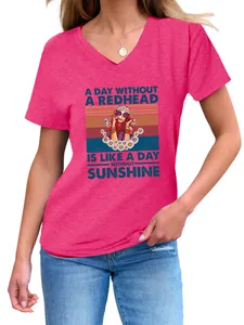 Detailansicht eines rosa Damen-T-Shirts mit V-Ausschnitt und Vintage-Grafikdruck.