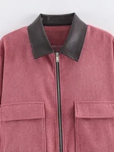 Detailopname van roze corduroy jas met imitatielederen kraag en zilveren ritssluiting