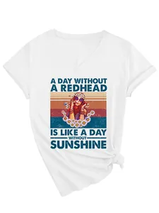 Detailansicht eines weißen V-Ausschnitt T-Shirts mit Vintage-Grafik und Sonnenblumen