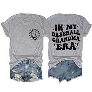 Detailansicht des grauen T-Shirts mit dem 'In My Baseball Grandma Era' Grafikdruck