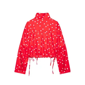 Vista trasera de una chaqueta roja de lunares con cuello alto y dobladillo con cordón ajustable.
