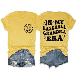 Detailansicht des gelben 'In My Baseball Grandma Era' T-Shirts mit Druck vorne und hinten.
