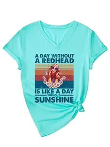 Türkisfarbenes Damen T-Shirt mit V-Ausschnitt und einem dekorativen Retro-Druck.