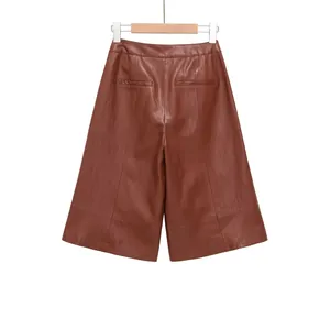 Vue arrière d'une jupe-culotte en similicuir marron sur un cintre en bois