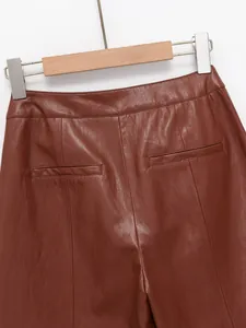 Vue détaillée du short en similicuir marron à taille haute avec poches arrière.