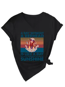 Schwarzes V-Ausschnitt T-Shirt mit Vintage-Grafik einer rothaarigen Frau und Spruch.
