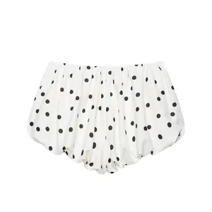 Elegantes pantalones cortos abullonados plisados de lunares con diseño en blanco y negro