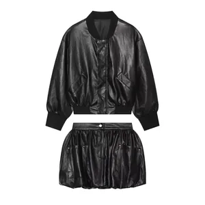Détail d'un ensemble veste bomber et jupe bouffante en simili cuir noir pour femme