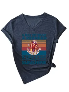 Detailansicht eines V-Ausschnitt T-Shirts mit Retro-Sonnendruck und dem Text „A Day Without A Redhead“.