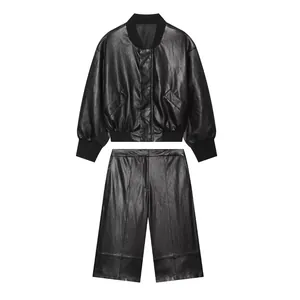 Détail de l'ensemble veste bomber en similicuir noir et short large assorti