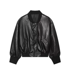 Vue détaillée d'un blouson aviateur en similicuir noir avec poignets côtelés et coutures zigzag.