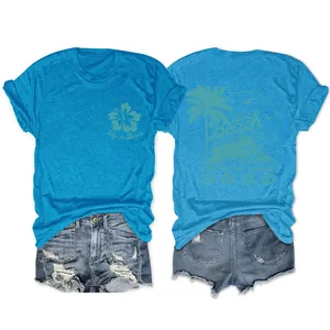 Vues avant et arrière du t-shirt bleu graphique pour femmes avec short en jean denim