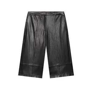 Vue de face d'une jupe-culotte noire en similicuir à jambes larges et coutures