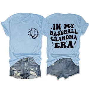 Vorder- und Rückansicht des hellblauen In My Baseball Grandma Era T-Shirts mit Text