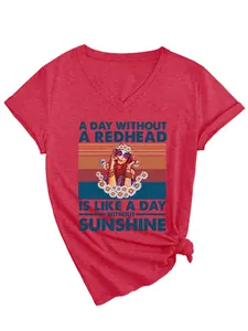 Rotes V-Ausschnitt T-Shirt Detail mit 'A Day Without A Redhead' Grafikdruck