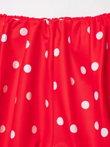 Detalle macro de tela roja con lunares blancos y textura plisada para conjunto mujer